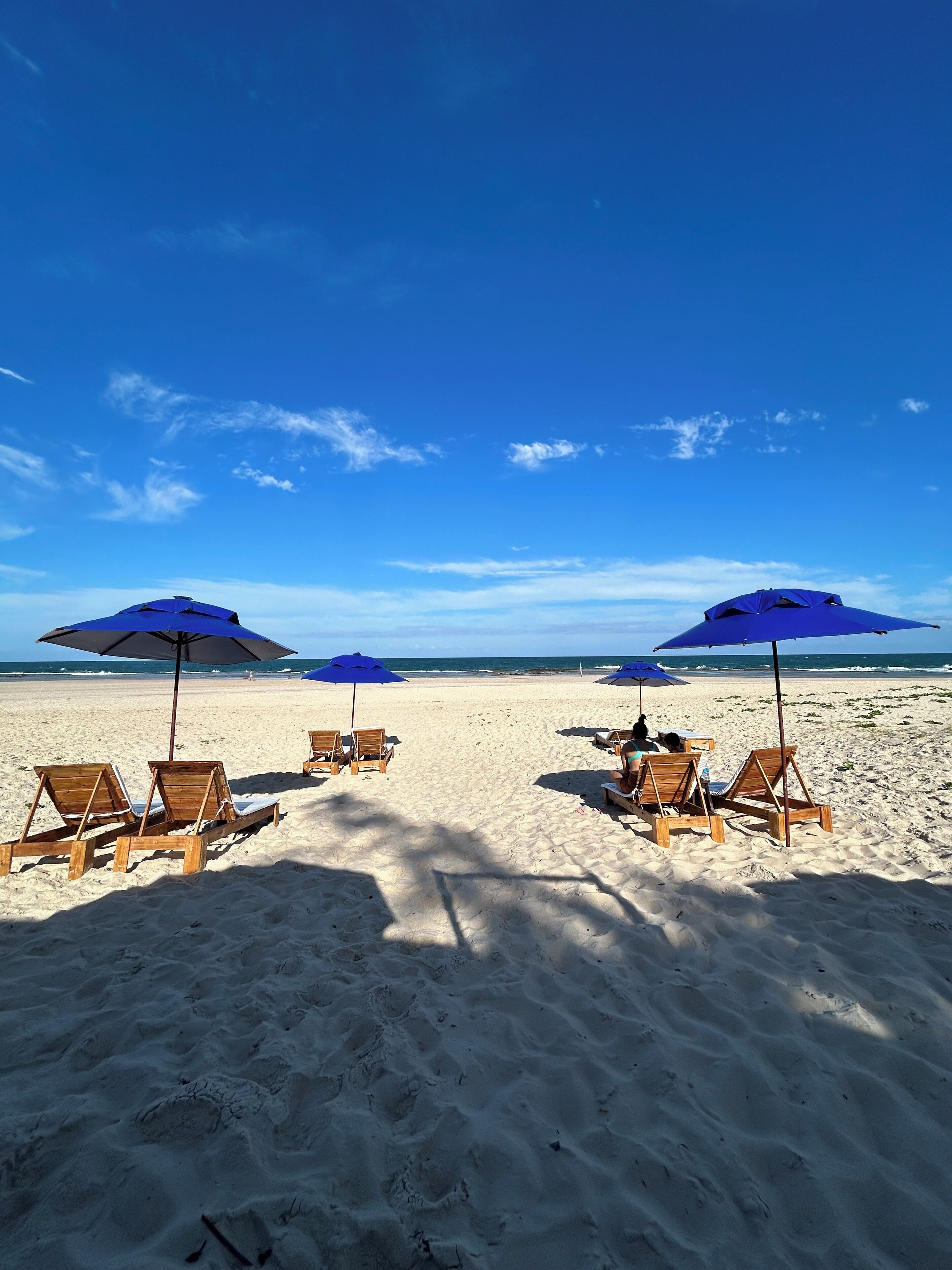 在海滩、白沙、间海滩酒吧