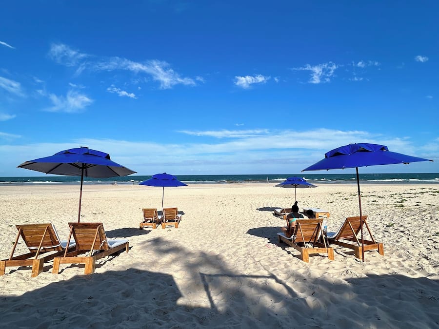 Di pantai, pasir putih, dan bar pantai