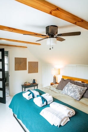 3 bedrooms, iron/ironing board, free WiFi, bed sheets - Prof’s Riverside Haven Art & Style Sleeps 10 (South Bend)