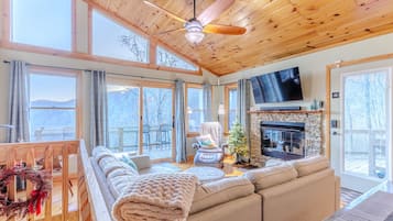 Smart-tv och eldstad