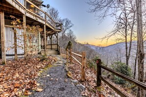 Property grounds - 2BR/2B Maggie Valley Mountain Retreat-Magical Winter Haven near Cataloochee Ski! (Maggie Valley)