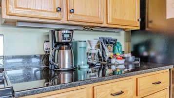 Cafetera o tetera, frigorífico, microondas y horno