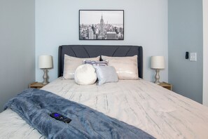 2 bedrooms, desk, iron/ironing board, free WiFi - Beacon Brick Bungalow - Patio/WiFi/Family & Groups (Birmingham)