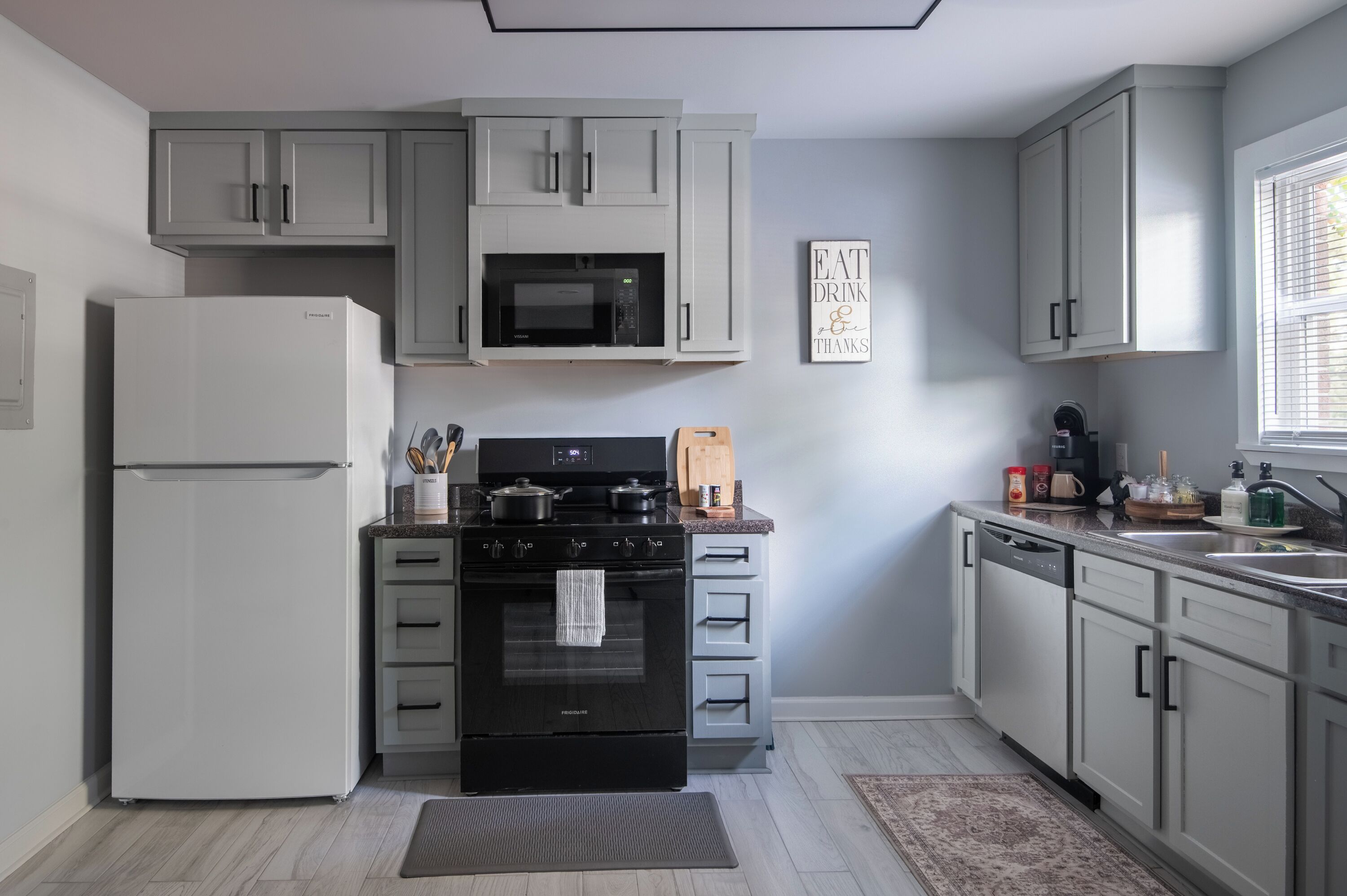 Geladeira, micro-ondas, fogão, cooktop