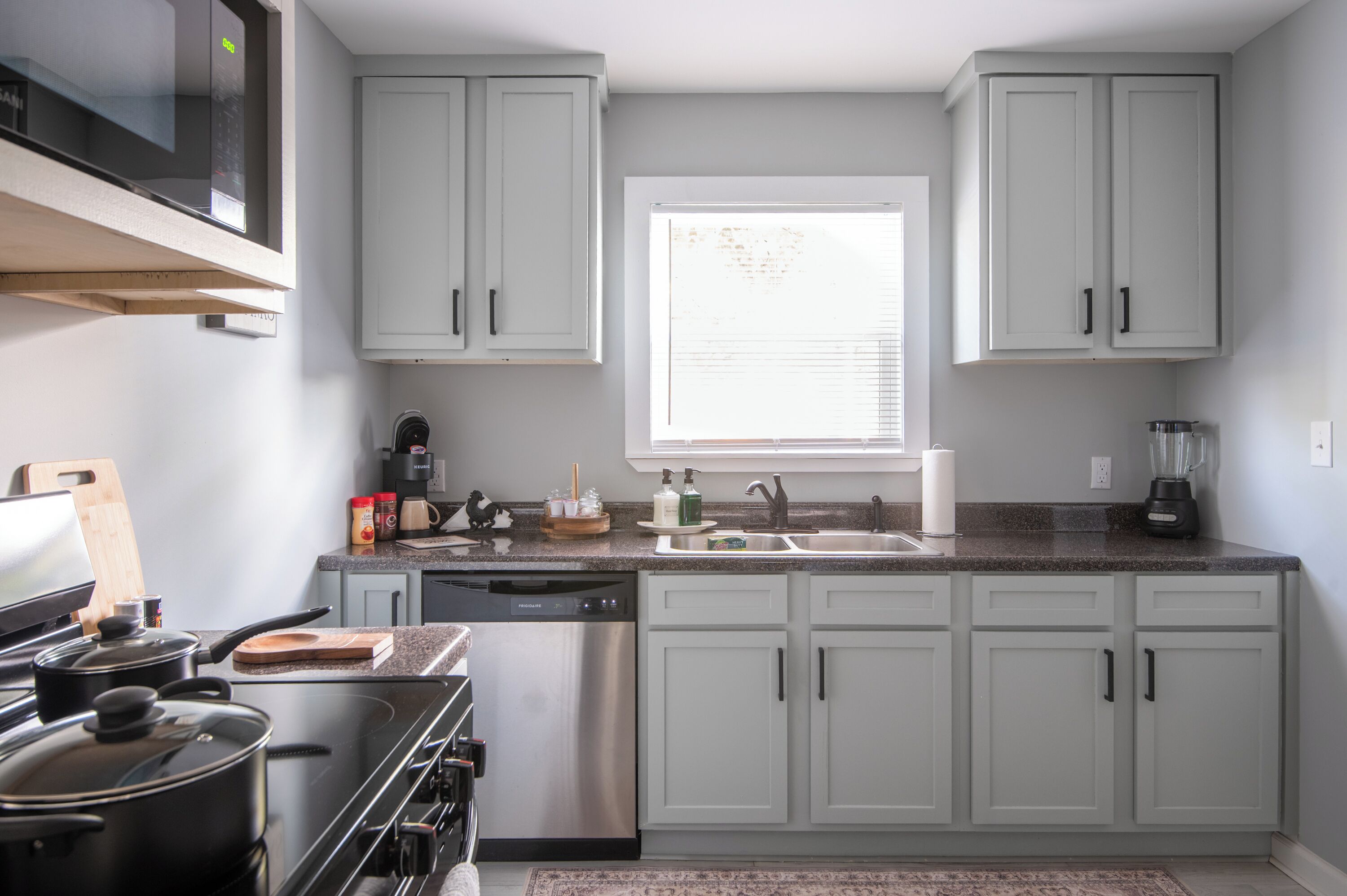 Refrigerador, microondas, horno y parrilla de estufa 