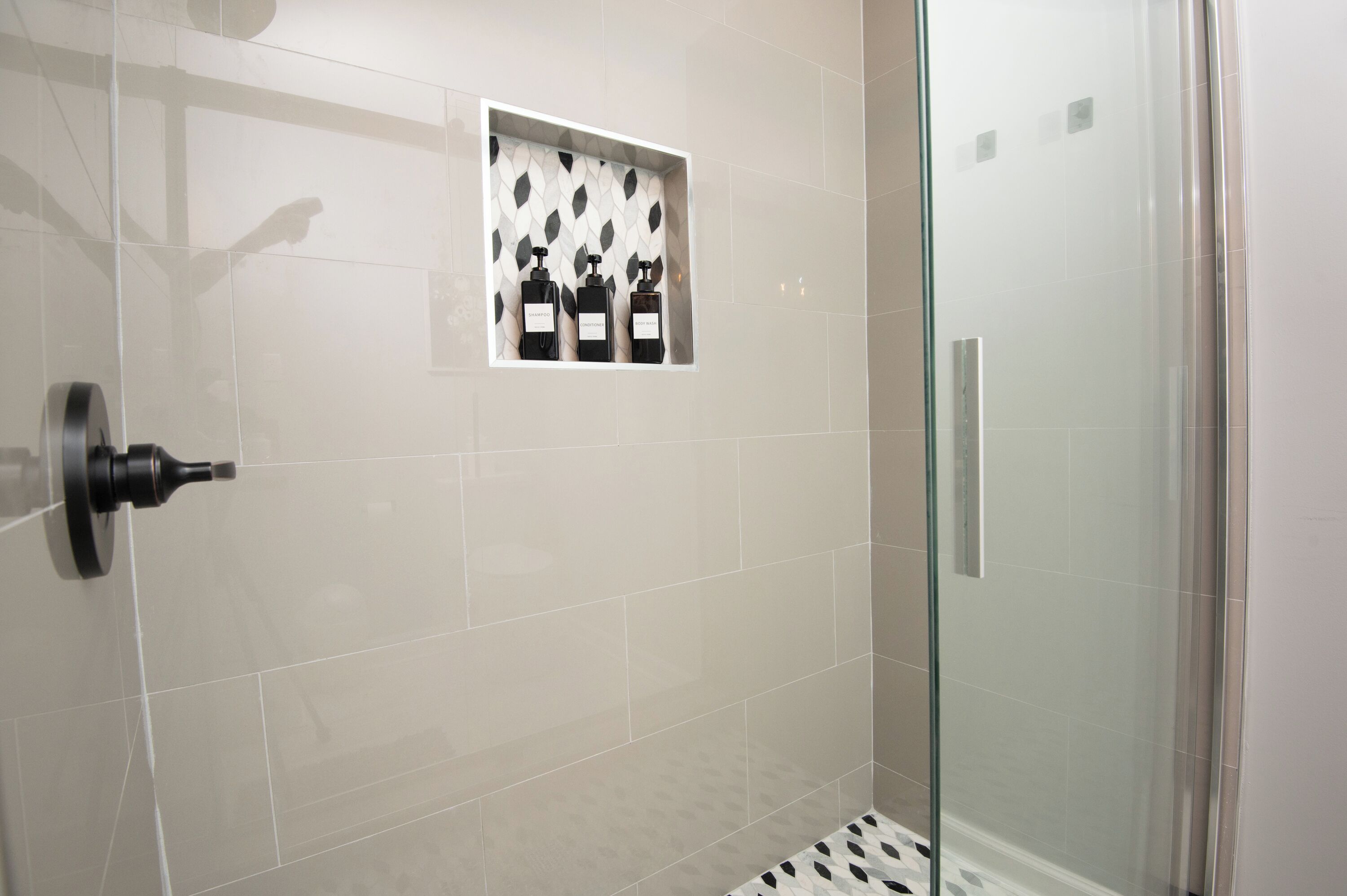 Dusche, Haartrockner, Handtücher