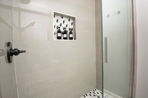 Shower, hair dryer, towels - Beacon Brick Bungalow - Patio/WiFi/Family & Groups (Birmingham)