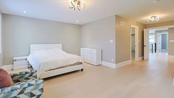 Iron/ironing board, internet, bed sheets