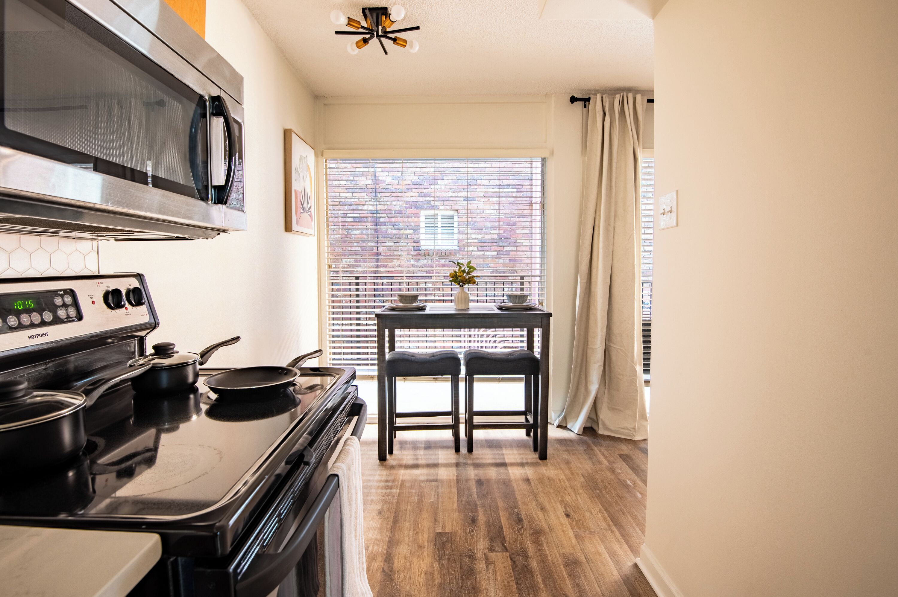 Geladeira, micro-ondas, fogão, cooktop