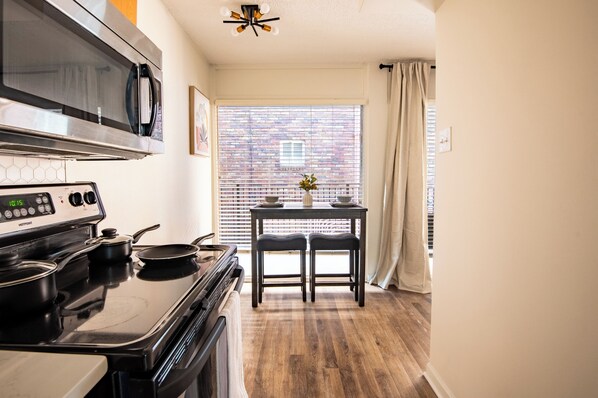 Refrigerador, microondas, horno y parrilla de estufa