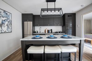 Refrigerador, microondas, parrilla de estufa y lavavajillas 