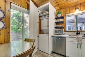 Fridge, microwave, stovetop, dishwasher - Private Dock on Lake Arrowhead! Cozy Mtn Cabin (Lake Arrowhead)