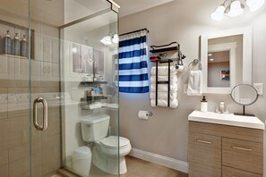 Shower, hair dryer, towels, soap - Walkable Olde Town Issy Hike/Mt.Bike_5 min to I 90 Seattle/Bellevue_Snoq Casino (Issaquah)