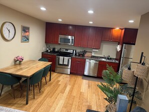 Een koelkast, een magnetron, een oven, een kookplaat