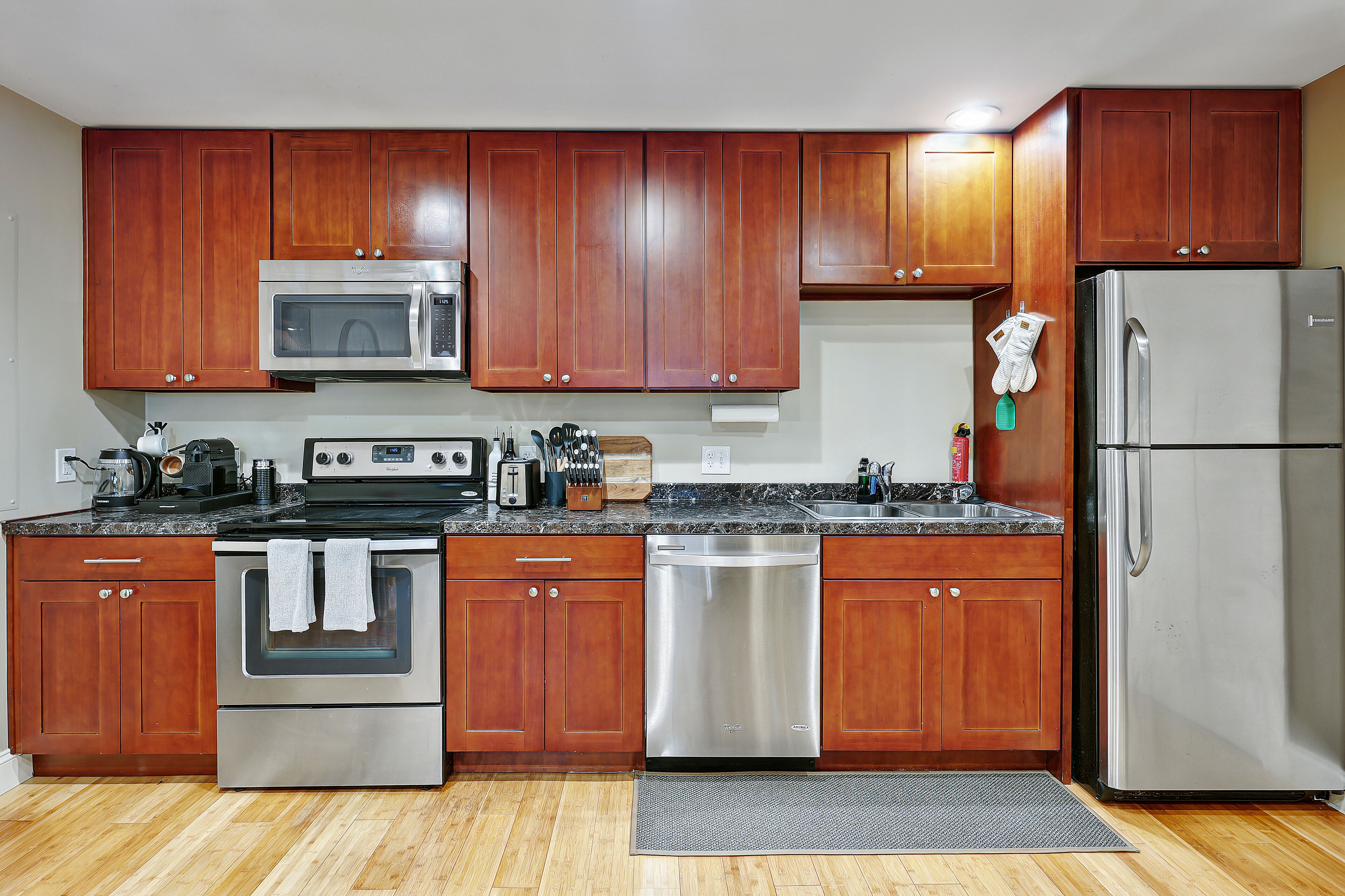 Refrigerador, microondas, horno y parrilla de estufa 