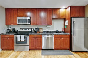 Fridge, microwave, oven, stovetop - Walkable Olde Town Issy Hike/Mt.Bike_5 min to I 90 Seattle/Bellevue_Snoq Casino (Issaquah)