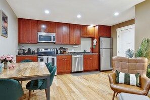 Fridge, microwave, oven, stovetop - Walkable Olde Town Issy Hike/Mt.Bike_5 min to I 90 Seattle/Bellevue_Snoq Casino (Issaquah)