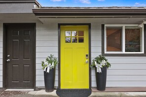 Exterior detail - Walkable Olde Town Issy Hike/Mt.Bike_5 min to I 90 Seattle/Bellevue_Snoq Casino (Issaquah)