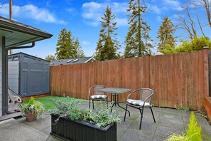 Outdoor dining - Walkable Olde Town Issy Hike/Mt.Bike_5 min to I 90 Seattle/Bellevue_Snoq Casino (Issaquah)