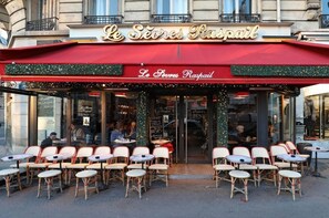 Outdoor dining - PARISIAN LEFT BANK ESCAPE CLOSE TO LUXEMBOURG GARDENS & SAINT-GERMAIN CAFÉS (Paris)