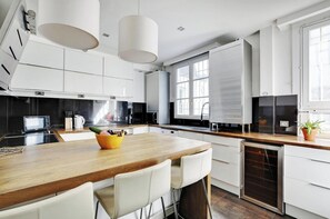 Coffee/tea maker, fridge, microwave, oven - PARISIAN LEFT BANK ESCAPE CLOSE TO LUXEMBOURG GARDENS & SAINT-GERMAIN CAFÉS (Paris)