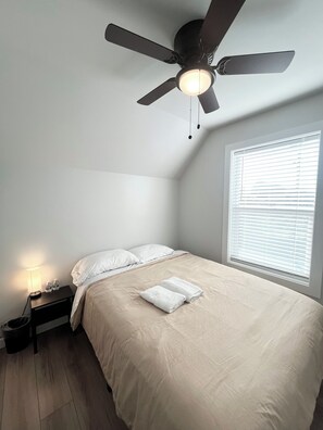 1 bedroom, WiFi, bed sheets - Private Bed 3 - Transit Room Near Airport. (Tukwila)