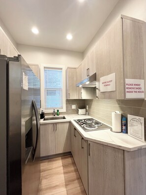 Private kitchen - Private Bed 3 - Transit Room Near Airport. (Tukwila)