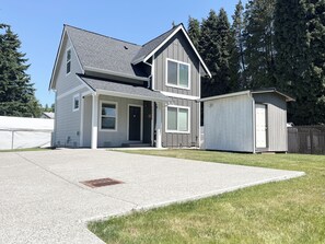 Exterior - Private Bed 3 - Transit Room Near Airport. (Tukwila)