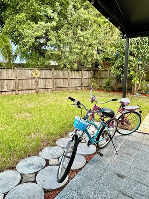 Property grounds - Marvelous 1-bedroom with beautiful swimming pool, privacy, and a great location. (Margate)