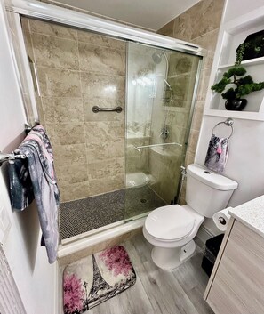 Hair dryer, bidet, towels, soap - Marvelous 1-bedroom with beautiful swimming pool, privacy, and a great location. (Margate)