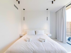 5 habitaciones, tabla de planchar con plancha, cuna de viaje y wifi 