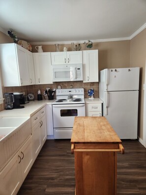 Kylskåp, mikrovågsugn, ugn och spishäll