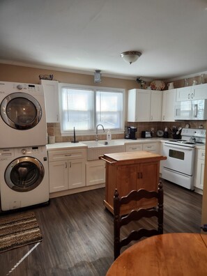 Kylskåp, mikrovågsugn, ugn och spishäll