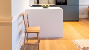 Une cuisine moderne dotée d’un îlot central, d’un four encastré et d’un four à micro-ondes.