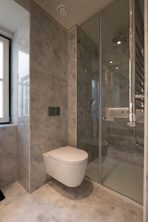 Shower, hair dryer, towels - FLH Heart of Rossio Flat V (Lisboa ciudad)