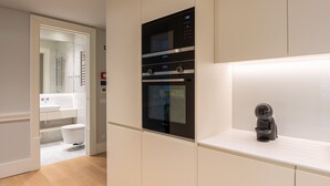Une salle de bain moderne équipée de toilettes, d’un lavabo et d’un porte-serviettes.