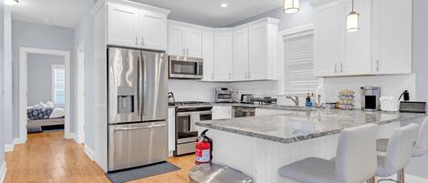 Refrigerador, microondas, horno, placa de cocina