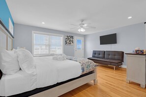 4 habitaciones, escritorio y tabla de planchar con plancha 