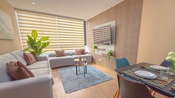 Căn hộ tiện nghi đơn giản, ban công, quang cảnh thành phố | Khu phòng khách