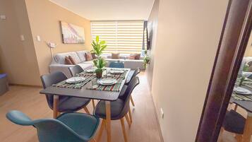 Căn hộ tiện nghi đơn giản, ban công, quang cảnh thành phố | Phòng ăn