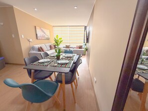 Comfort appartement, balkon, uitzicht op de stad | Dineerruimte