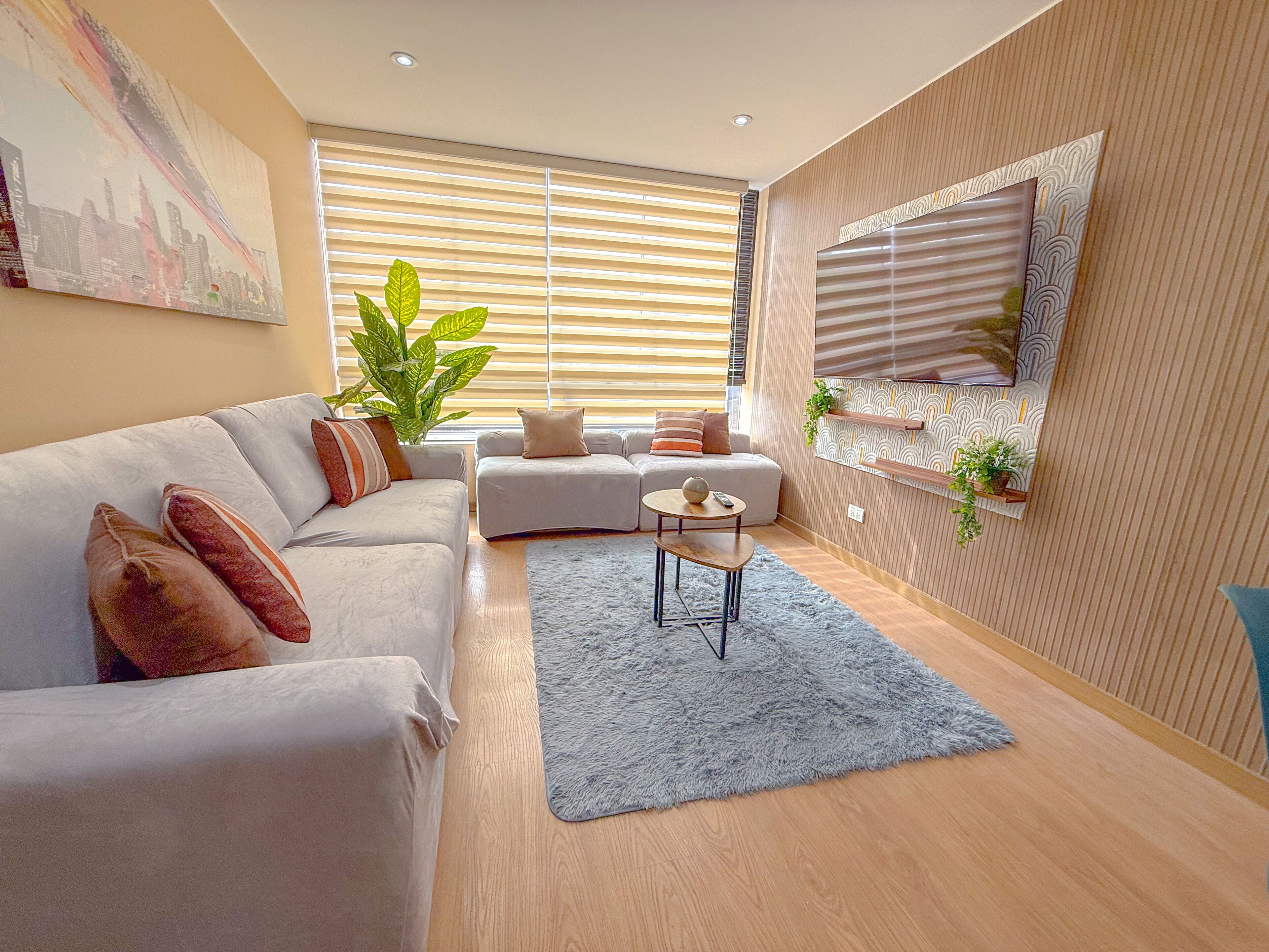 Căn hộ tiện nghi đơn giản, ban công, quang cảnh thành phố | Khu phòng khách