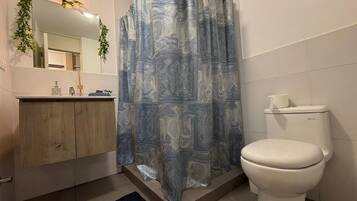 Căn hộ tiện nghi đơn giản, ban công, quang cảnh thành phố | Phòng tắm