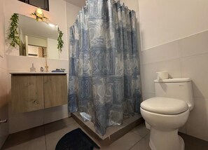 Comfort appartement, balkon, uitzicht op de stad | Badkamer