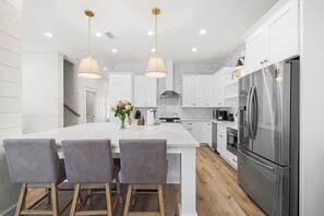 Fridge, microwave, oven, stovetop - Crystal Sands • 2 Minutes to Beach • Pool & Hot Tub • FREE Golf Cart & Bikes (Destin)