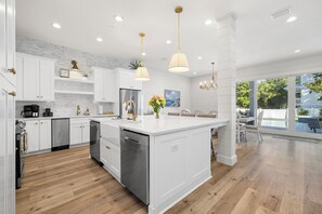 Fridge, microwave, oven, stovetop - Crystal Sands • 2 Minutes to Beach • Pool & Hot Tub • FREE Golf Cart & Bikes (Destin)