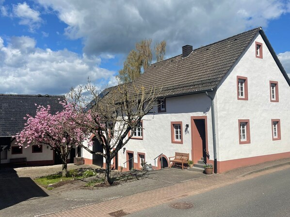 Il s’agit d’un bâtiment traditionnel doté d’un toit en pente, de nombreuses fenêtres et d’un petit porche.