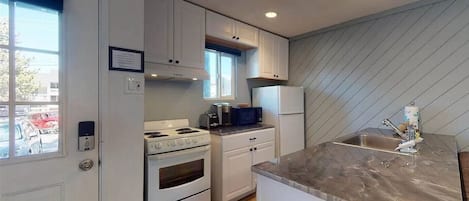 Køleskab, mikrobølgeovn, ovn, kogeplade