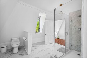 Een douche, een haardroger, handdoeken, zeep