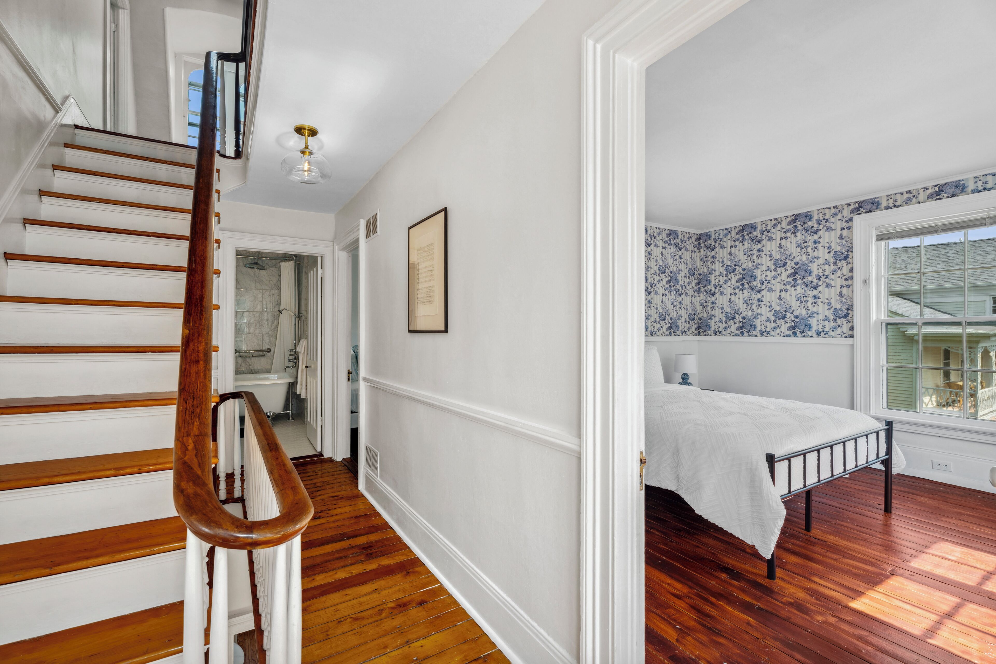 6 bedrooms, desk, iron/ironing board, travel crib